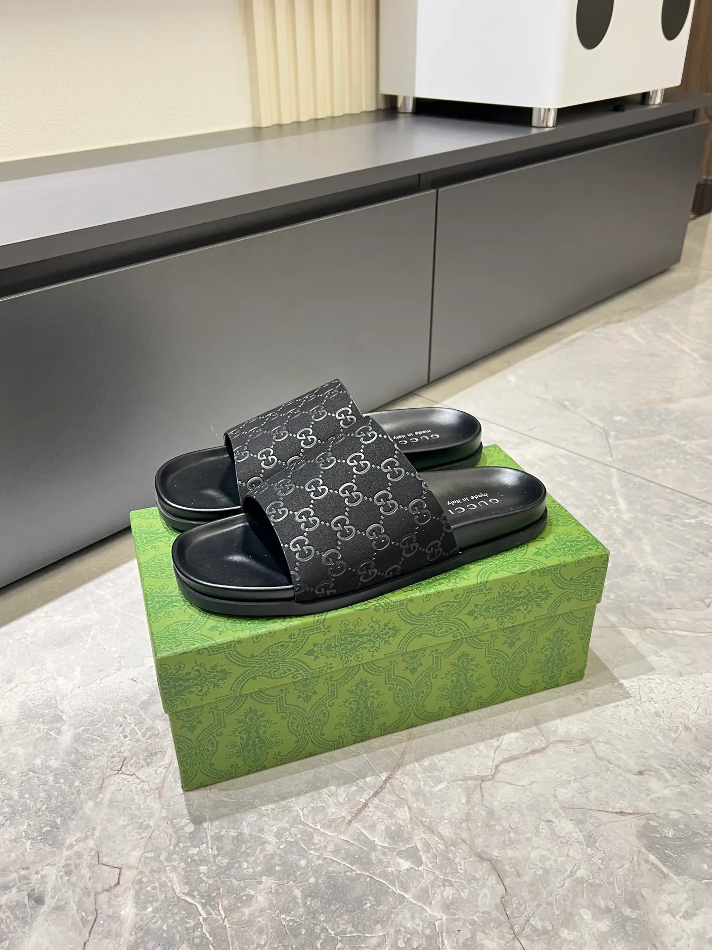 Men's Men's Shoes 💰p320 "GUCC＊" These slippers are made of GG polyester and feature a Gucci label on the front, adding a bold logo feel to the style. "Gucci Made in Italy" stamped label Rubber sole. Size 38-44